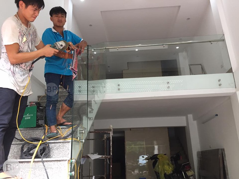 Thi công cầu thang kính bắt tay vịn inox tại 35 Trung Kính